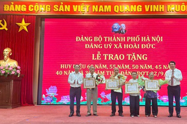 Đảng bộ xã Hoài Đức: 59 đảng viên được trao tặng Huy hiệu Đảng đợt 02/9/2025