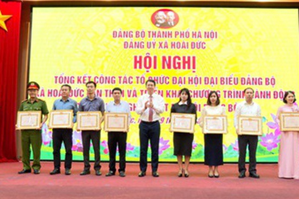 Đảng ủy xã Hoài Đức khen thưởng 10 tập thể, 21 cá nhân có thành tích xuất sắc trong công tác tổ chức Đại hội đại biểu Đảng bộ xã lần thứ I