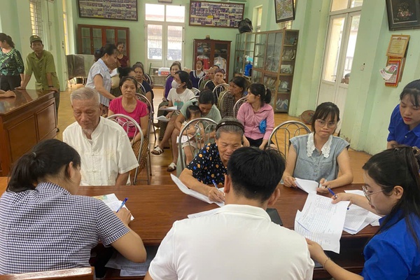 Những hình ảnh người dân xã Thượng Phúc nhận quà 2/9