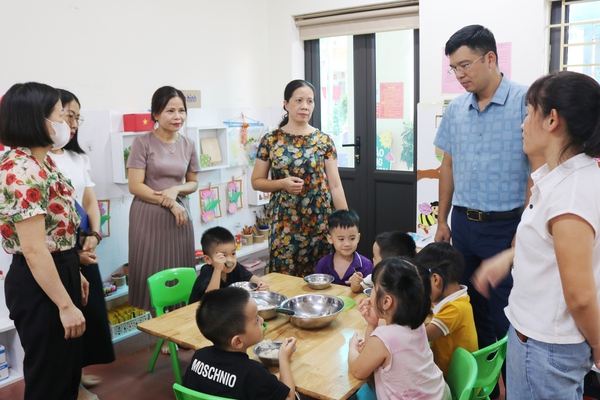 TIN TRUYỀN HÌNH: Đồng chí Phó Chủ tịch UBND xã kiểm tra đột xuất công tác bữa ăn bán trú tại các trường học