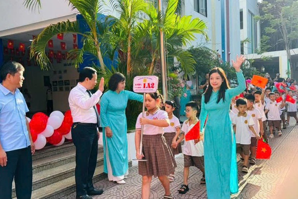 UBND PHƯỜNG VĂN MIẾU – QUỐC TỬ GIÁM CHÚC MỪNG LỄ KHAI GIẢNG NĂM HỌC 2025 – 2026 TẠI CÁC TRƯỜNG TRÊN ĐỊA BÀN