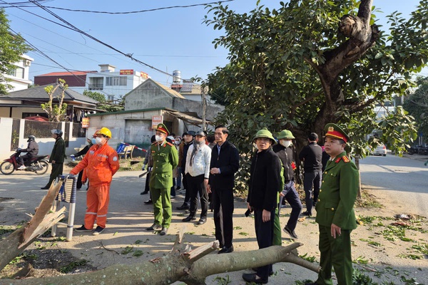 Các lực lượng xã Hạ Bằng ra quân bảo đảm trật tự đô thị, an toàn giao thông