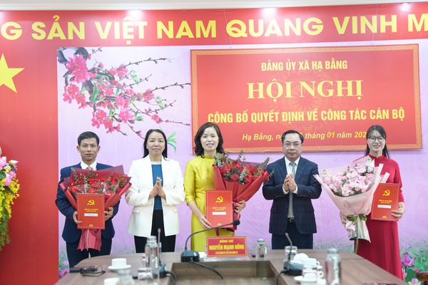 Xã Hạ Bằng: Công bố các Quyết định về công tác cán bộ