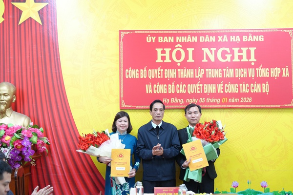 Hội nghị công bố Quyết định thành lập Trung tâm Dịch vụ tổng hợp và Trạm Y tế xã Hạ Bằng