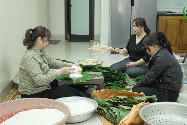  NHỮNG NGƯỜI GIỮ LỬA BÁNH CHƯNG THÔN DU NGHỆ – XÃ QUỐC OAI 
 Bếp hồng ngày Tết – Ấm nồng nghĩa quê 