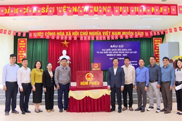 Đồng chí Bí thư Đảng uỷ xã Hoài Đức tiếp tục kiểm tra công tác chuẩn bị bầu cử tại các đơn vị bầu cử