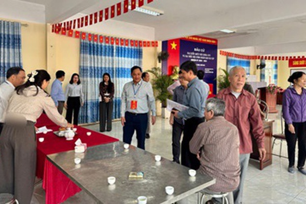 Đồng chí Cao Văn Toàn - UV BTV, Trưởng Ban xây dựng Đảng kiểm tra, giám sát công tác bầu cử các khu vực bỏ phiếu tại  thôn Giang Xá và Tổ dân phố Trạm Trôi