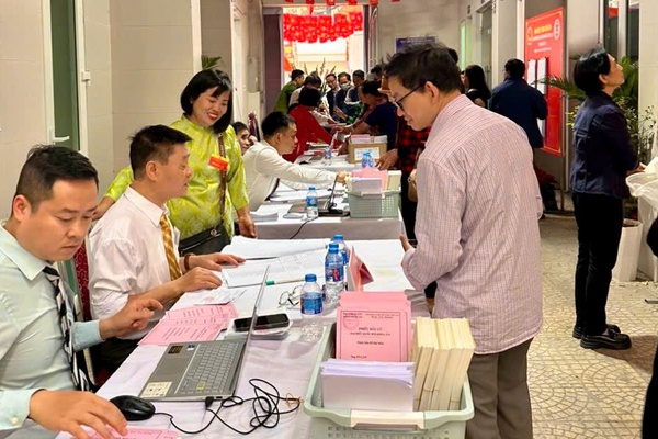 NHỮNG CỬ TRI ĐẦU TIÊN PHẤN KHỞI THAM GIA BỎ PHIẾU