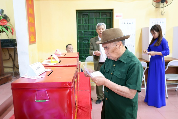 Tin truyền hình: Cử tri xã Hòa Phú tham gia bầu cử đạt 99,44%