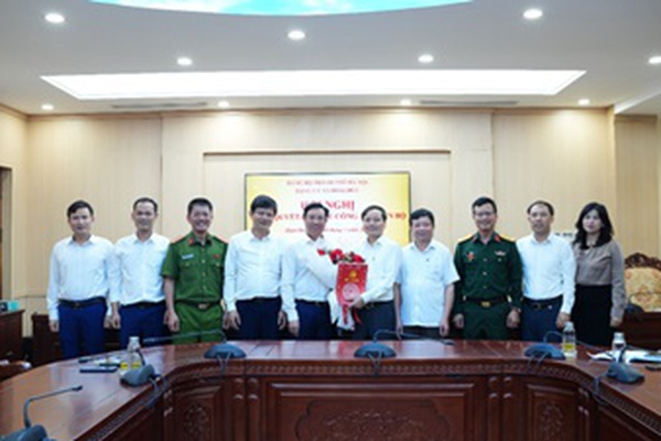 Đảng ủy xã Hoài Đức công bố quyết định về công tác cán bộ đối với đồng chí Vương Văn Lâm