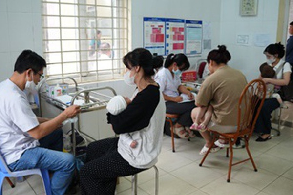 Trạm Y tế xã Hoài Đức triển khai đợt tiêm chủng mở rộng cho trẻ em trên toàn địa bàn