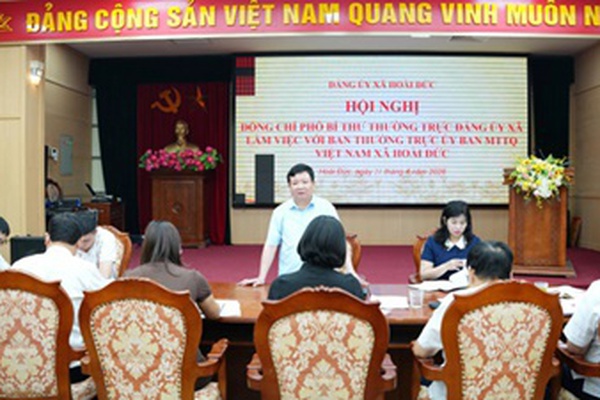 Đồng chí Trần Văn Nghĩa - Phó Bí thư Thường trực Đảng ủy xã làm việc với UB MTTQ Việt Nam xã Hoài Đức