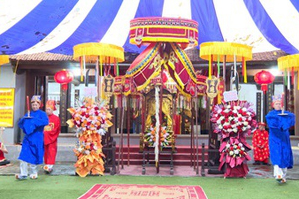 Đồng chí Nguyễn Thanh Bình-Bí thư Đảng ủy, Chủ tịch HĐND xã dâng lễ tại lễ hội truyền thống Đình làng Đại Tự năm 2026
