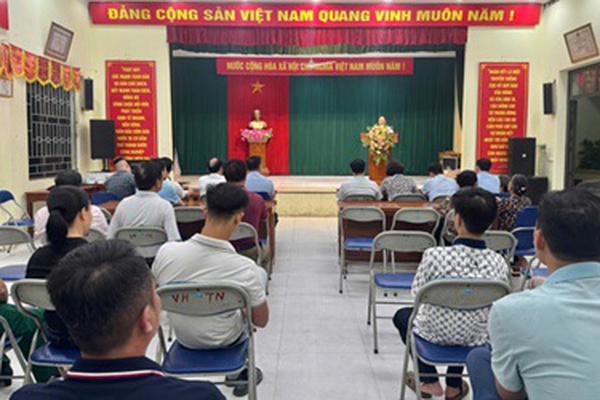 Đồng chí Nguyễn Thanh Bình - Bí thư Đảng ủy, Chủ tịch HĐND xã dự sinh hoạt chi bộ thôn Nội tháng 4.