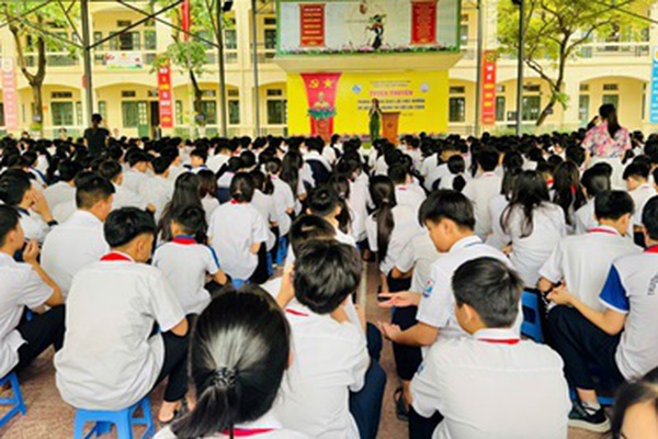 Hội Liên hiệp Phụ nữ xã tuyên truyền phòng chống bạo lực học đường và sử dụng mạng xã hội an toàn cho lãnh đạo, cán bộ, giáo viên, học sinh.