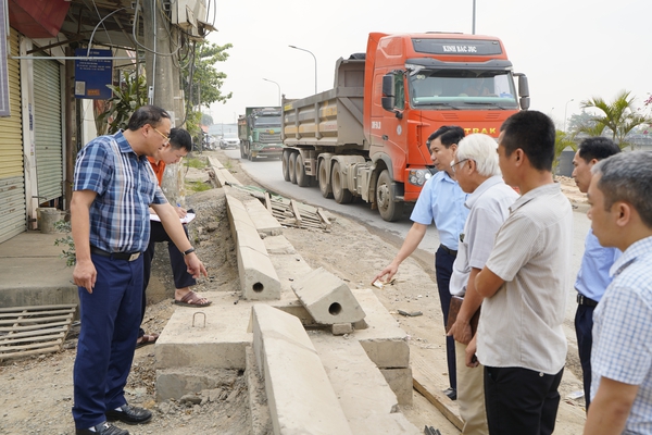 Đồng chí Chủ tịch UBND xã Chuyên Mỹ kiểm tra tiến độ thi công các dự án đầu tư trên địa bàn xã