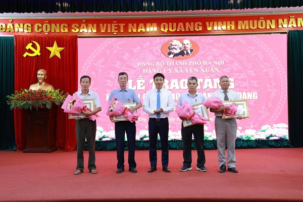 Tin hình: Đảng ủy xã Yên Xuân tổ chức lễ trao tặng huy hiệu Đảng đợt