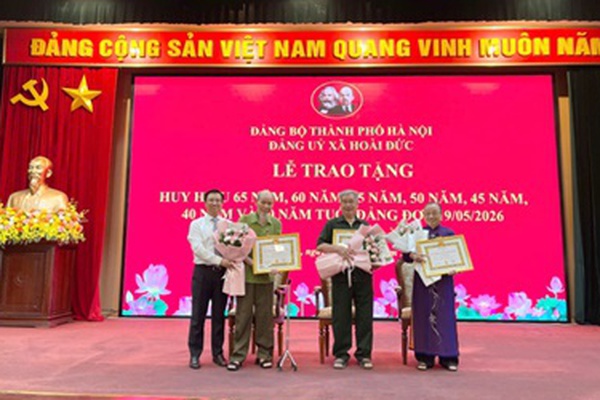 Đảng ủy xã Hoài Đức trao tặng huy hiệu Đảng cho 40 đảng viên đợt 19/5/2026