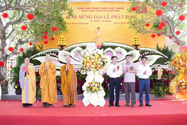 Lãnh đạo xã Hoài Đức tặng hoa chúc mừng Đại lễ Phật đản Phật lịch 2570-Dương lịch 2026
