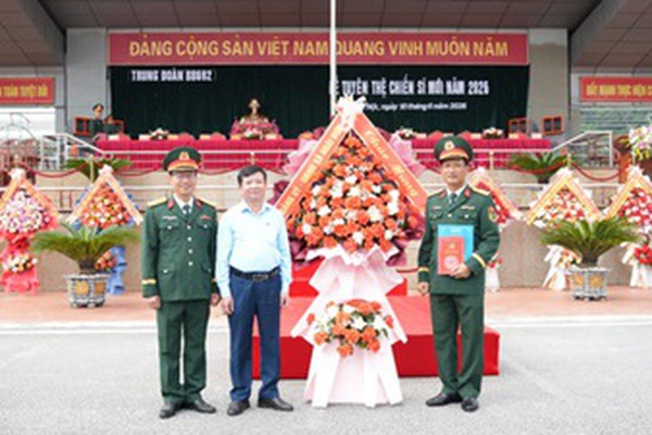 Đồng chí Trần Văn Nghĩa - Phó Bí thư Thường trực Đảng uỷ xã Hoài Đức dự Lễ tuyên thệ chiến sĩ mới năm 2026