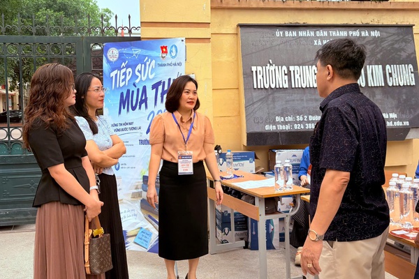 Đồng Thị Nga - UVBTV, Phó Chủ tịch UBND xã kiểm tra các điểm thi THPT trên địa bàn ngay đầu giờ sáng môn thi đầu tiên