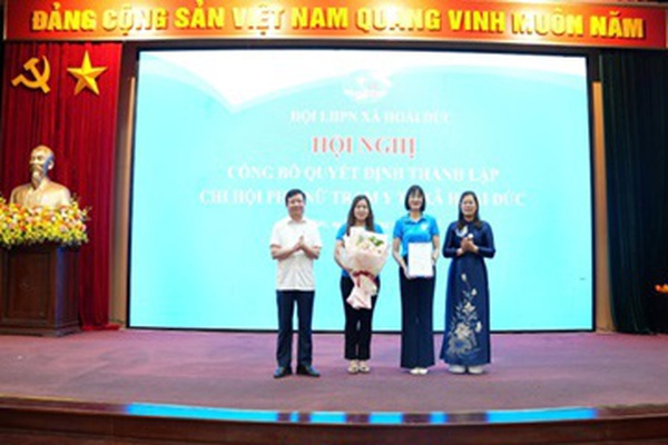 Công bố Quyết định thành lập Chi hội Phụ nữ Trạm Y tế xã.