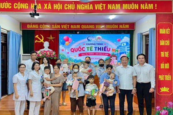 Gần 80 bệnh nhi đang điều trị nội trú tại Bệnh viện đa khoa Hoài Đức đã được nhận quà nhân dịp Tết thiếu nhi 1/6