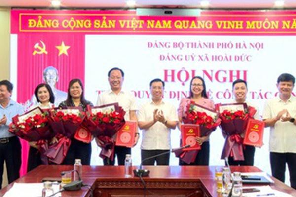 Đảng uỷ xã Hoài Đức tổ chức trao quyết định về công tác cán bộ