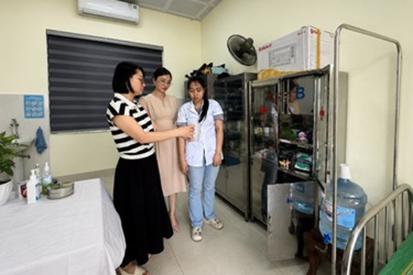 Siết chặt an toàn mùa thi: Trạm Y tế xã kiểm tra đột xuất công tác y tế tại các điểm thi THPT Hoài Đức A và THCS Kim Chung B
