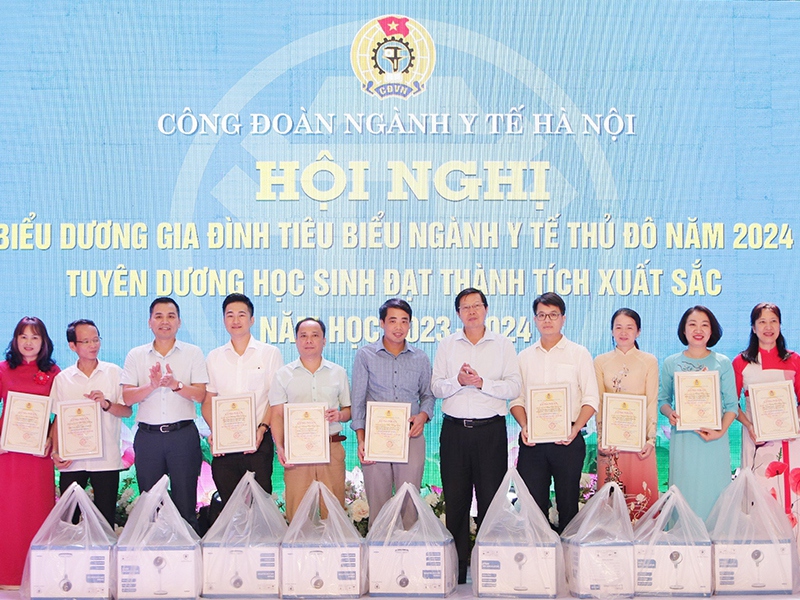 Biểu dương gia đình tiêu biểu ngành y tế hà nội