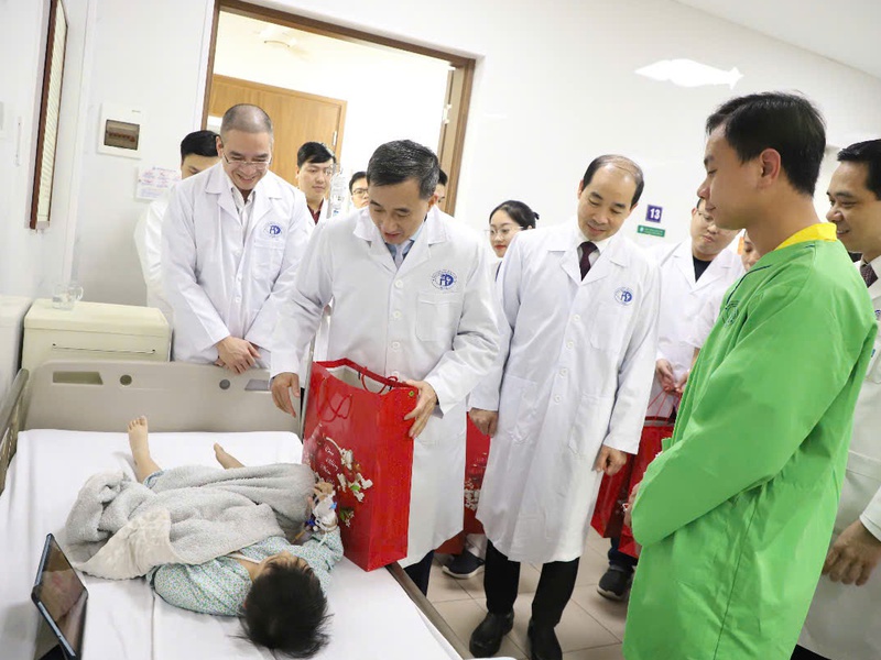 Cán bộ ngành Y tế Hà Nội tận tâm và thầm lặng chăm sóc sức khỏe người bệnh