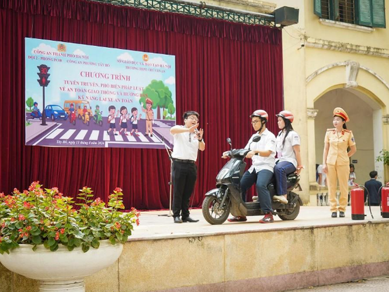 Công an phường Tây Hồ đẩy mạnh tuyên truyền pháp luật về trật tự, an toàn giao thông