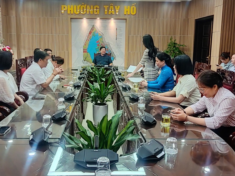 Phường Tây Hồ tổ chức trao các quyết định về công tác cán bộ