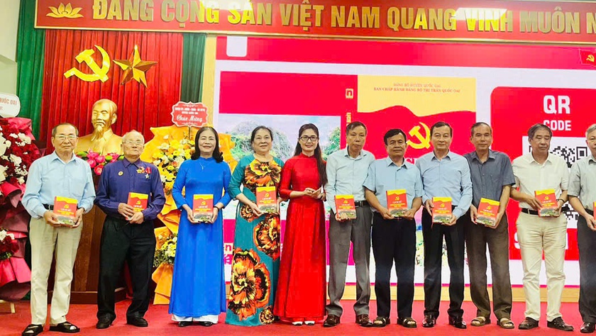 Thị trấn Quốc Oai tổ chức lễ kỷ niệm 135 năm Ngày sinh Chủ tịch Hồ Chí Minh, phát hành cuốn Lịch sử Đảng bộ, Nhân dân thị trấn giai đoạn 1945-2025