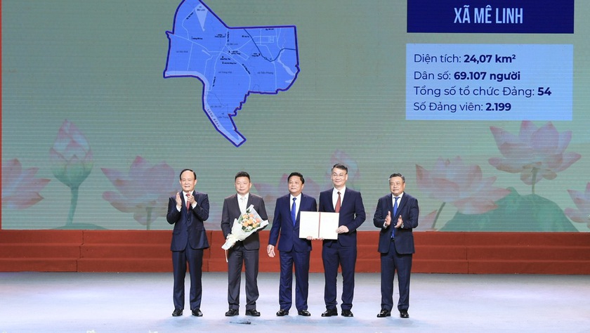 Đón nhận Quyết định về thành lập xã Mê Linh mới