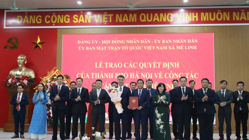 Bí thư Thành ủy Hà Nội Bùi Thị Minh Hoài trao quyết định về công tác cán bộ tại xã Mê Linh