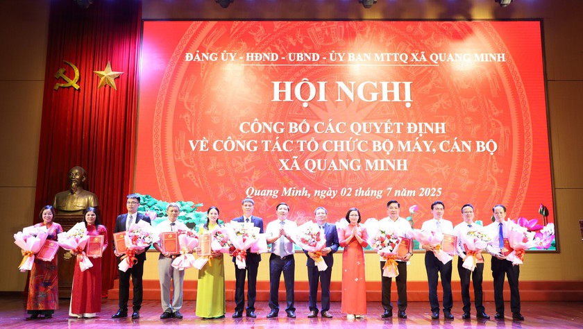 Đảng ủy, HĐND, UBND xã Quang Minh công bố các quyết định về công tác cán bộ