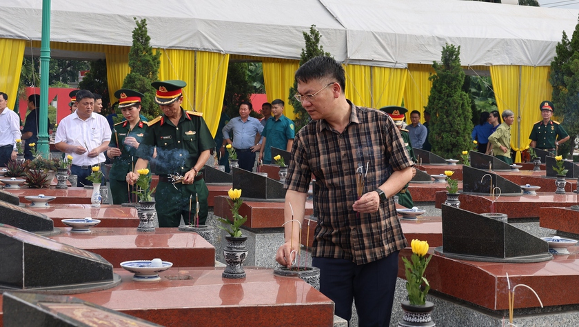 Xã Mê Linh dâng hương, tưởng niệm các anh hùng liệt sĩ