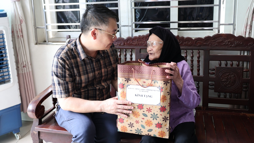 Lãnh đạo xã Mê Linh thăm, tặng quà người có công nhân kỷ niệm 78 năm Ngày Thương binh - Liệt sĩ