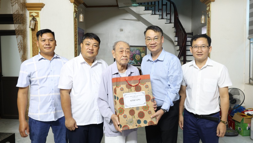 Lãnh đạo xã Mê Linh thăm, tặng quà các đối tượng chính sách, người có công dịp Quốc khánh 2/9