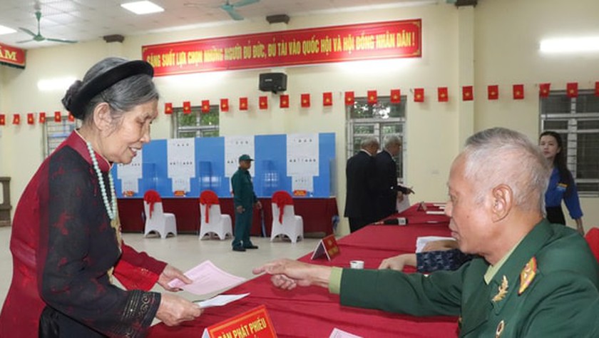 Cử tri xã Quang Minh gửi gắm niềm tin qua từng lá phiếu