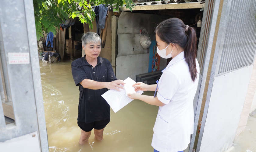 CDC Hà Nội tăng cường giám sát, hỗ trợ vệ sinh môi trường và phòng chống dịch sau bão, mưa lũ tại xã Đa Phúc