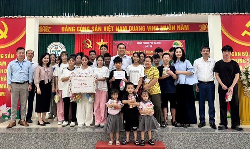 Lãnh đạo Sở Y tế Hà Nội thăm và tặng quà cho trẻ em có hoàn cảnh đặc biệt nhân dịp Tết Trung thu