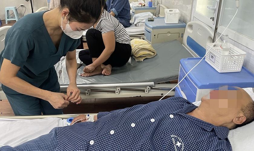 Chiếc tăm gần 7cm cắm sâu trong dạ dày gây nguy hiểm đến tính mạng được lấy ra kịp thời