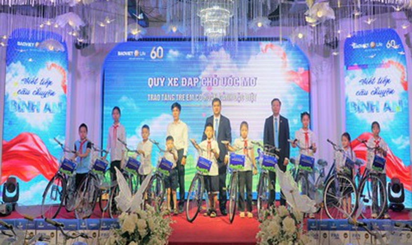 Trao tặng 20 xe đạp cho trẻ em vượt khó học tốt phường Dương Nội