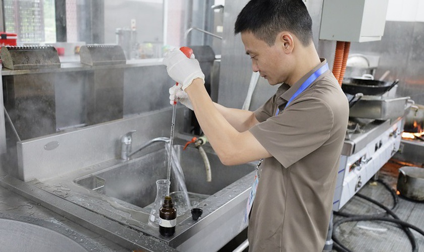 CDC Hà Nội kiểm tra công tác vệ sinh môi trường, chất lượng nước tại các khách sạn phục vụ Lễ kỷ niệm 80 năm Cách mạng Tháng Tám và Quốc khánh 2/9