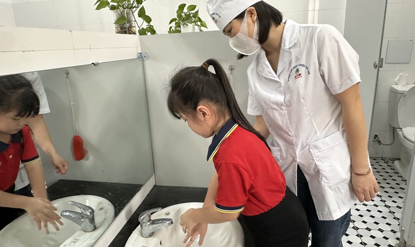 Tăng cường giám sát công tác phòng chống dịch bệnh tay chân miệng tại trường học