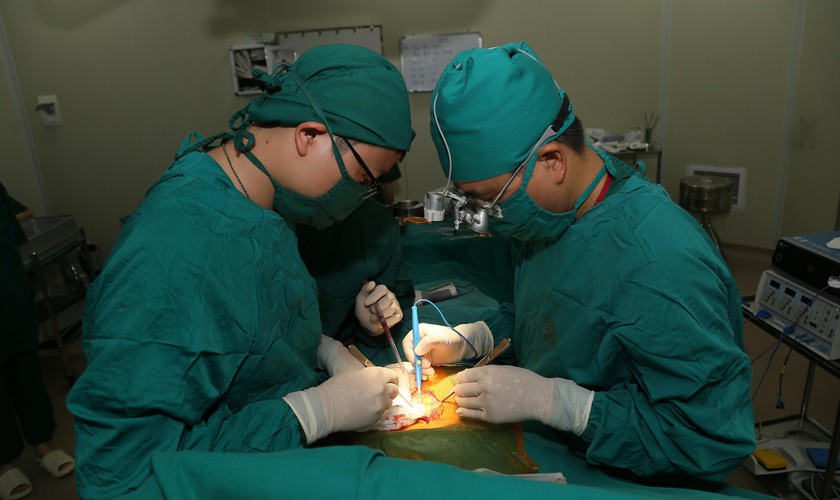 Bệnh viện đa khoa Đức Giang: Thay động mạch chủ bụng nhân tạo thành công cho người bệnh cao tuổi