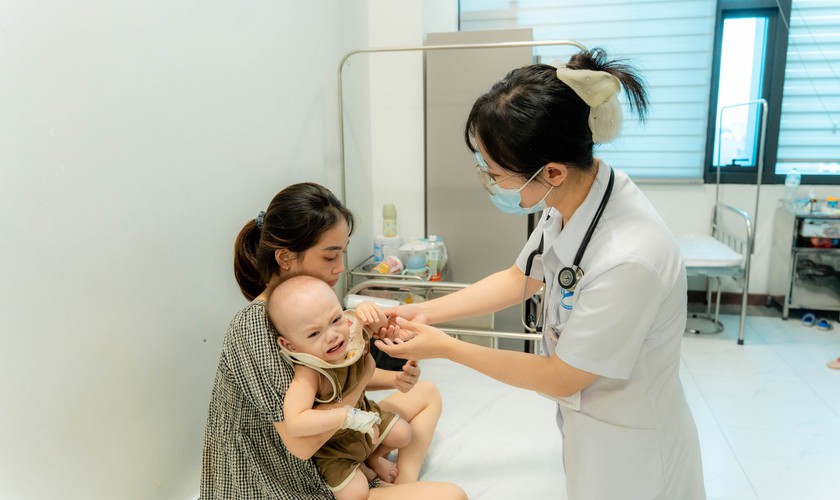 Bác sĩ cảnh báo những biến chứng nguy hiểm của bệnh tay chân miệng ở trẻ