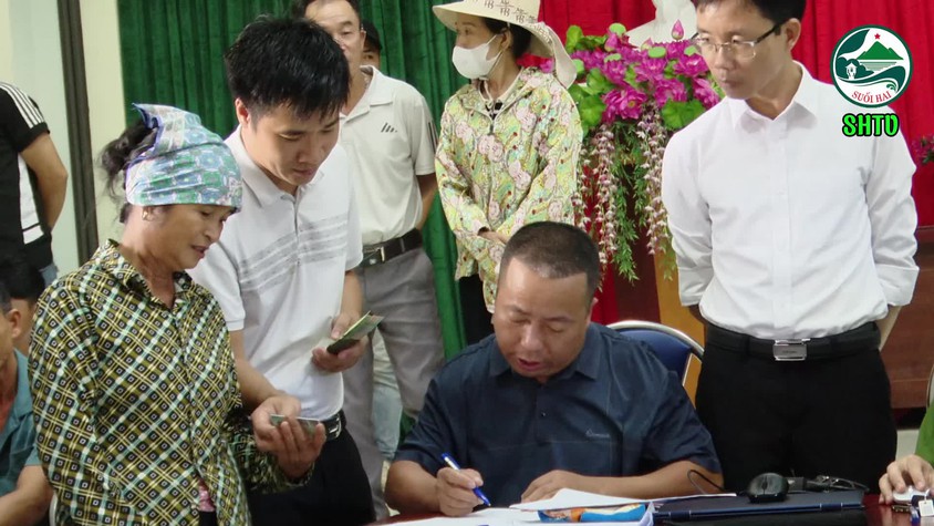 Niềm vui ngày hội trao quà tết độc lập tại xã Suối Hai